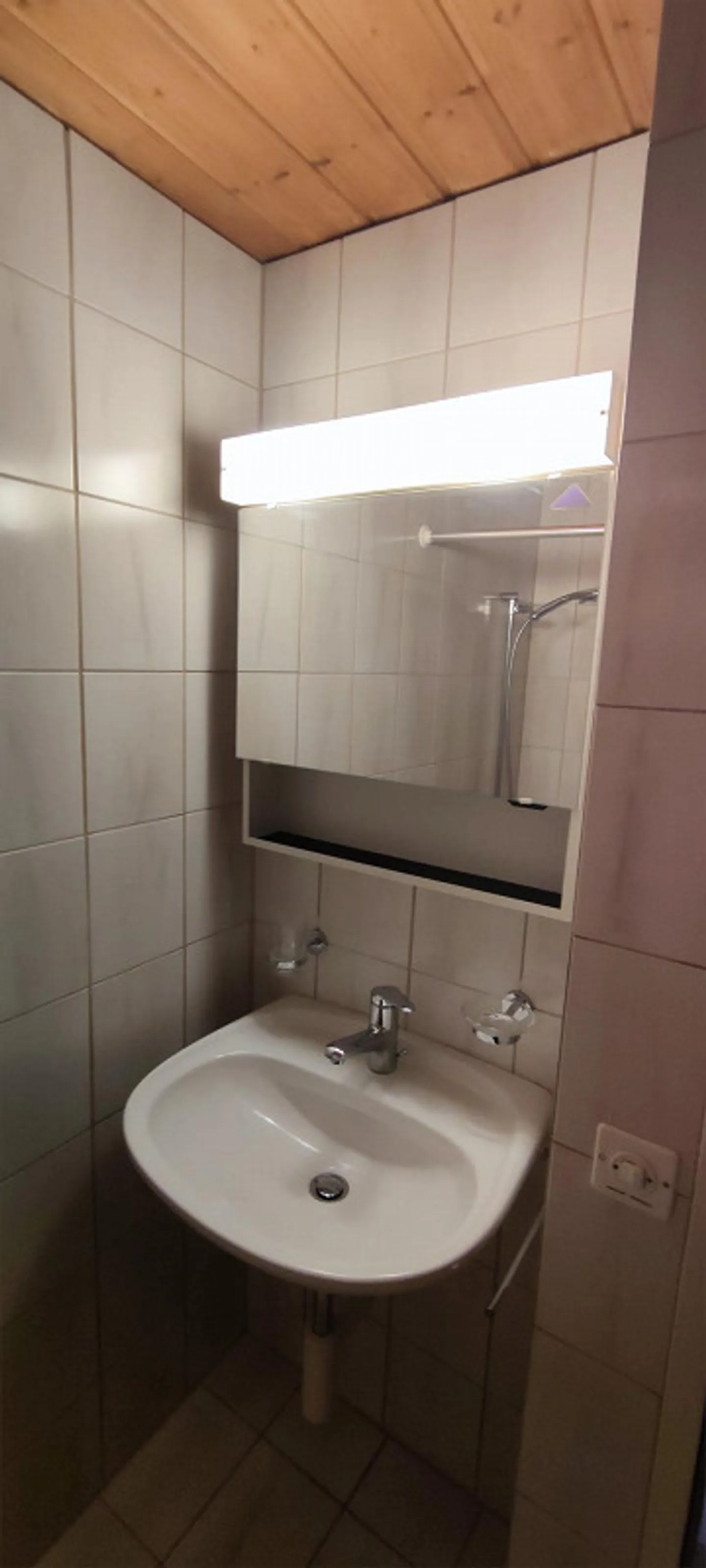 Appartement ancien bien entretenu de 2,4 pièces à louer dans un emplacement central - Photo 2 sur 8