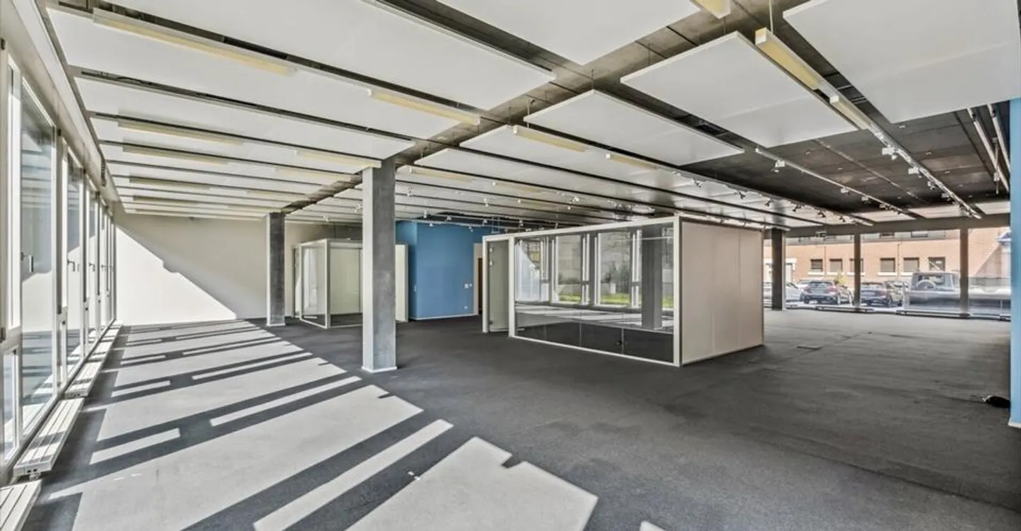 Espace au rez-de-chaussée moderne dans un bâtiment de bureaux de haute qualité à Steinhausen - Photo 1 sur 7