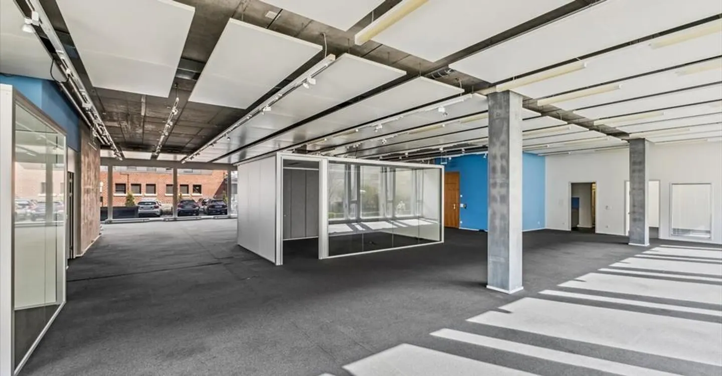 Espace au rez-de-chaussée moderne dans un bâtiment de bureaux de haute qualité à Steinhausen - Photo 2 sur 7