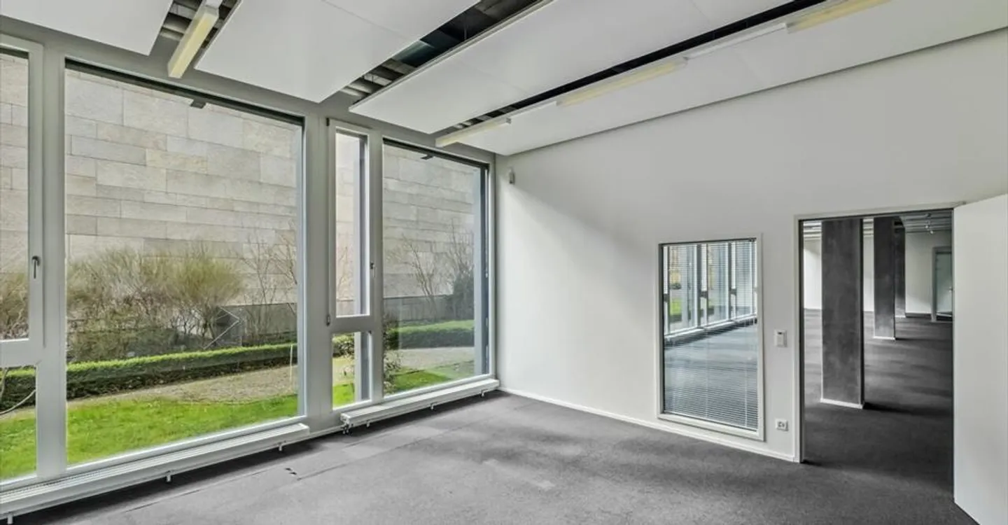 Espace au rez-de-chaussée moderne dans un bâtiment de bureaux de haute qualité à Steinhausen - Photo 3 sur 7