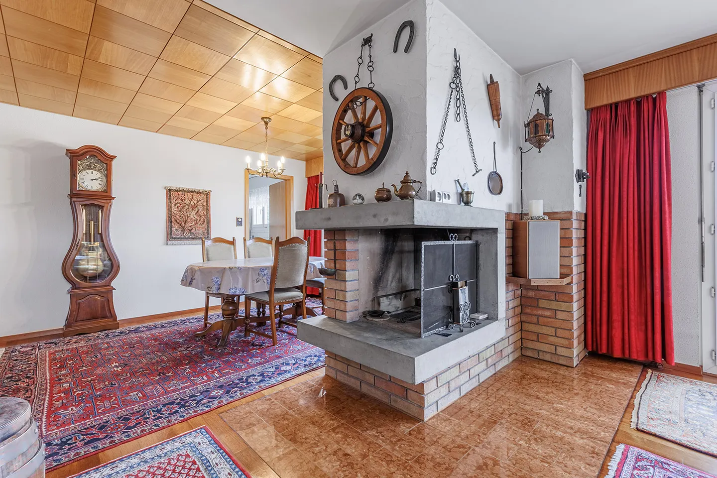 Spacious Apartment with Rooftop Terrace - Photo 4 of 13