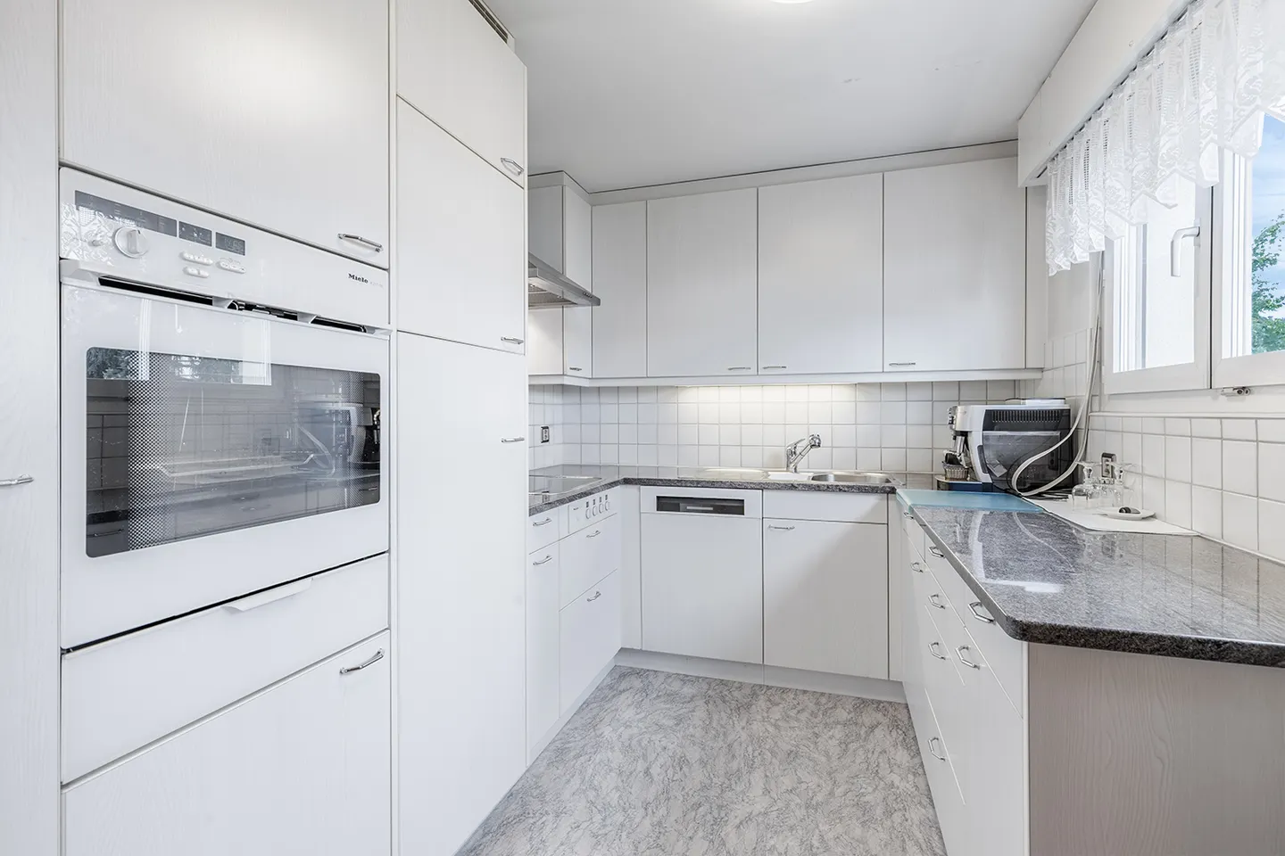 Spacious Apartment with Rooftop Terrace - Photo 5 of 13