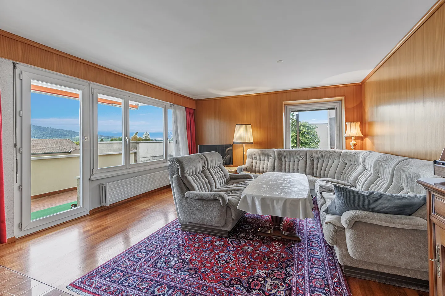 Spacious Apartment with Rooftop Terrace - Photo 3 of 13