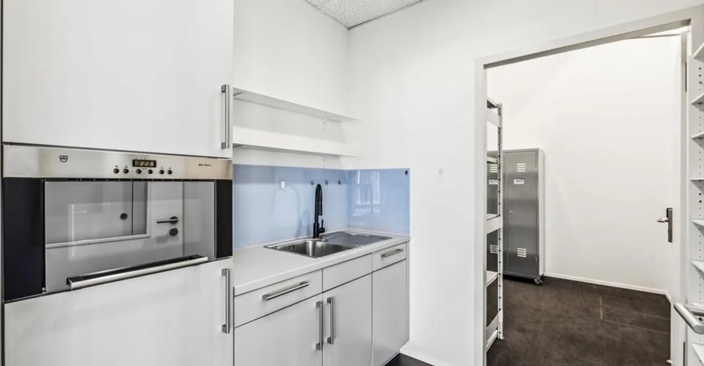Espace au rez-de-chaussée moderne dans un bâtiment de bureaux de haute qualité à Steinhausen - Photo 6 sur 7