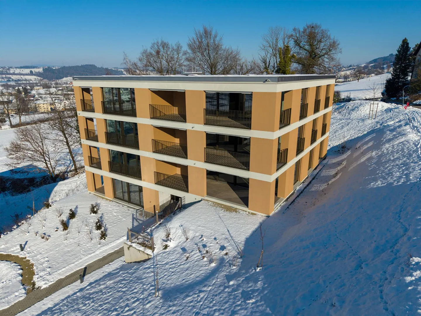 Nuovo edificio multifamiliare con sette unità abitative a Rontal - Foto 1 di 6