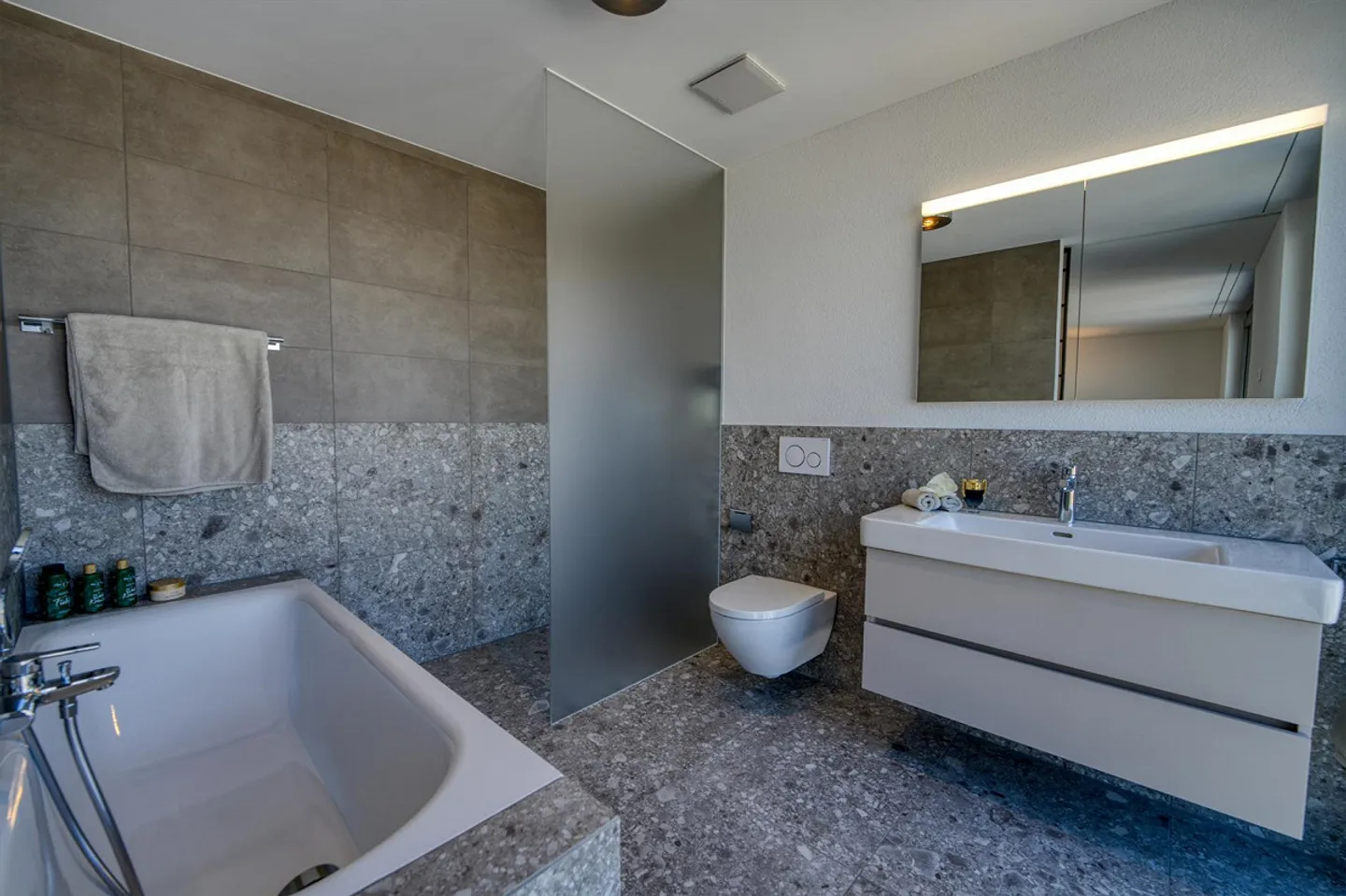 Nuovo edificio multifamiliare con sette unità abitative a Rontal - Foto 3 di 6