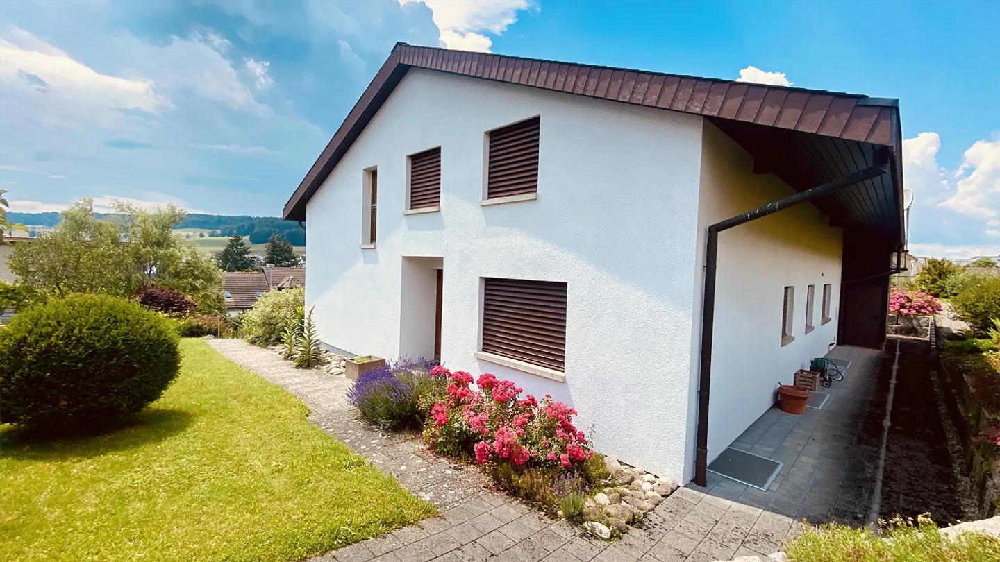 Maison individuelle de 6,5 pièces avec grand jardin dans un emplacement ensoleillé - Photo 2 sur 16