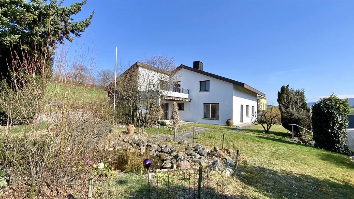 Maison individuelle de 6,5 pièces avec grand jardin dans un emplacement ensoleillé - Photo 1 sur 16