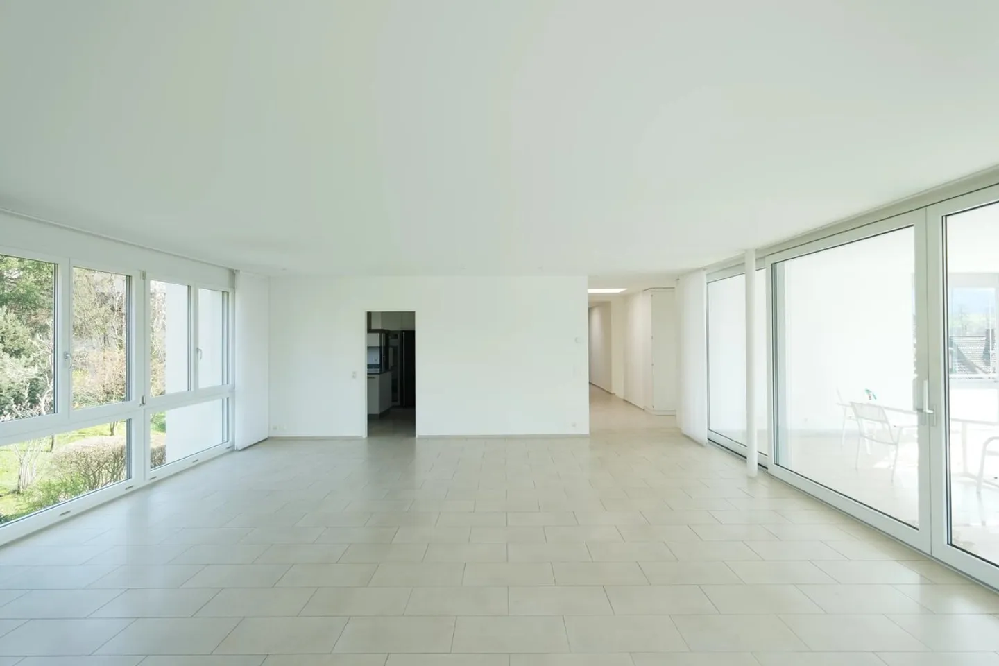 Exclusive 5.5-room penthouse with panoramic views in Biel-Benken - Photo 3 of 13