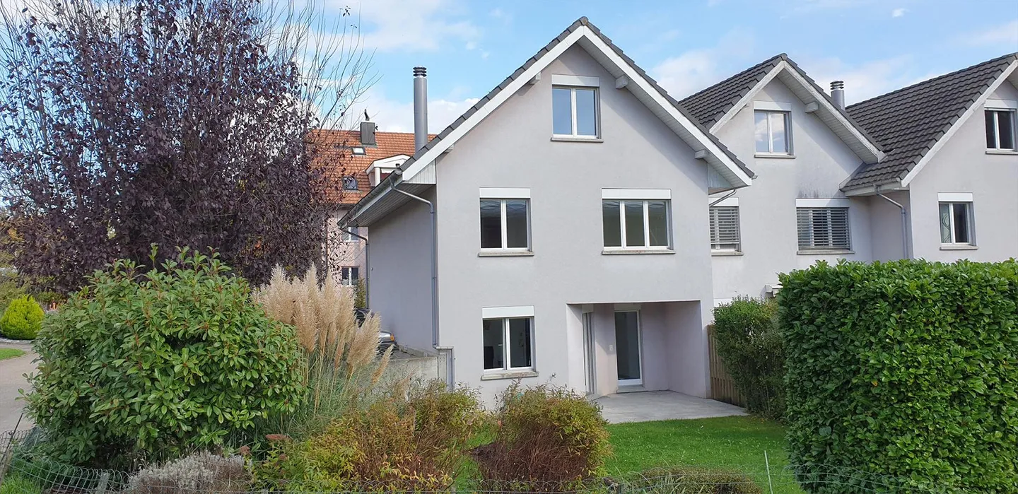 Maison de ville de 6 pièces en coin, emplacement calme avec interdiction de circulation après 150 m - Photo 1 sur 30