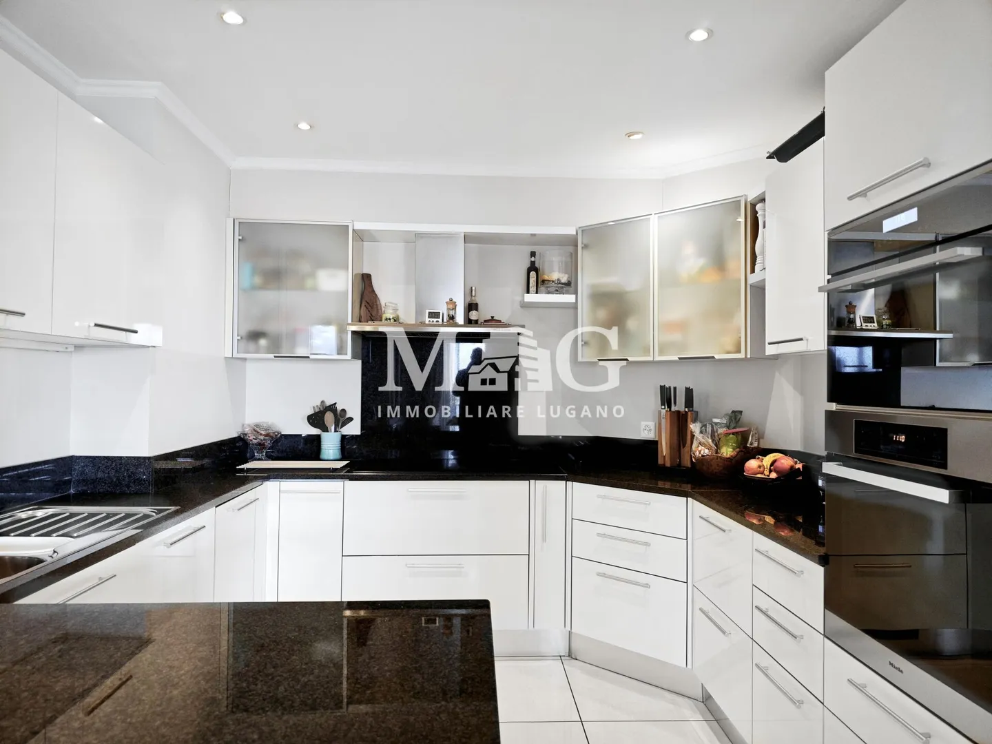 Lugano : appartement de 5,5 pièces, 250 m² au 1er étage avec terrasse et jardin privé - Photo 8 sur 14