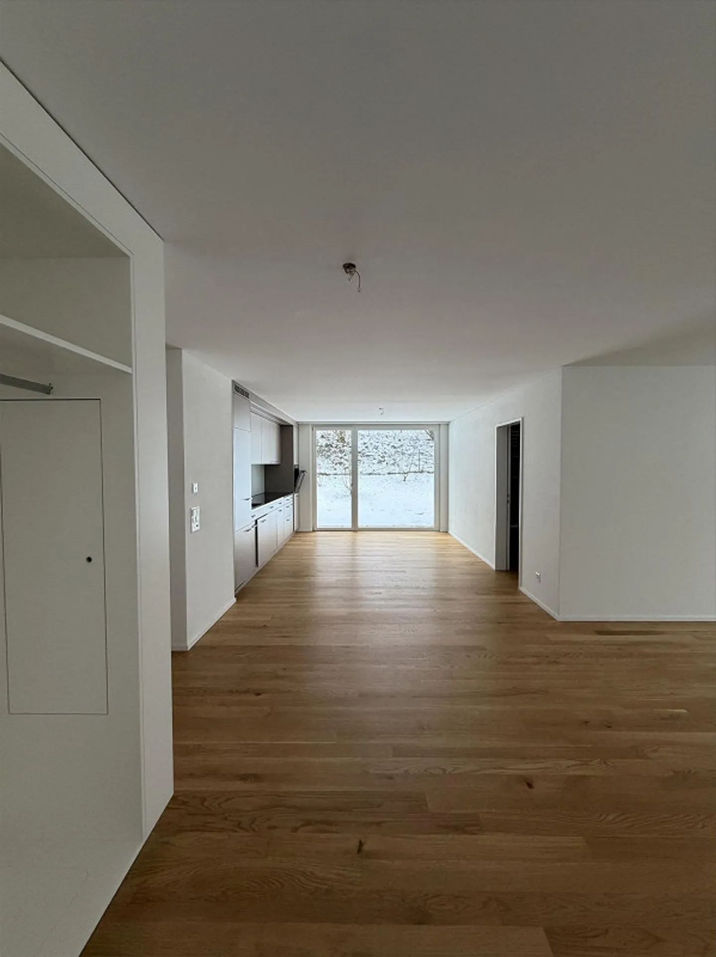 Bright 3.5 Room Apartment in a Central Location – Available Immediately - Photo 3 of 8