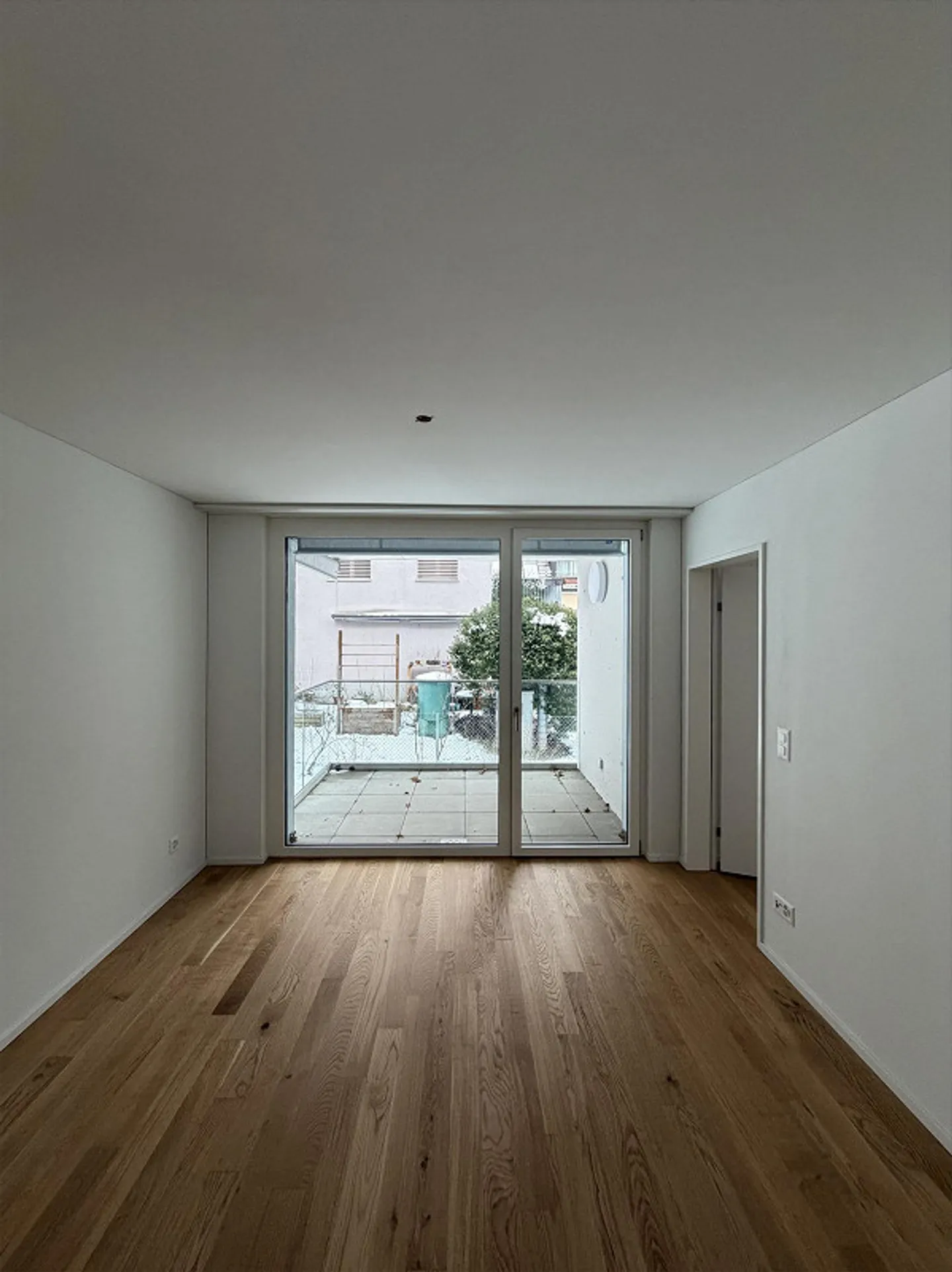 Bright 3.5 Room Apartment in a Central Location – Available Immediately - Photo 6 of 8