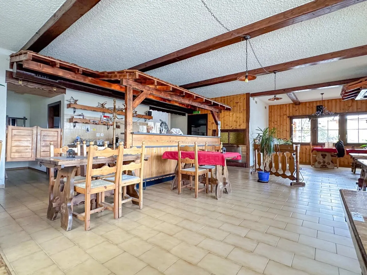Optimal situation for this establishment with generous volumes - Photo 4 of 10