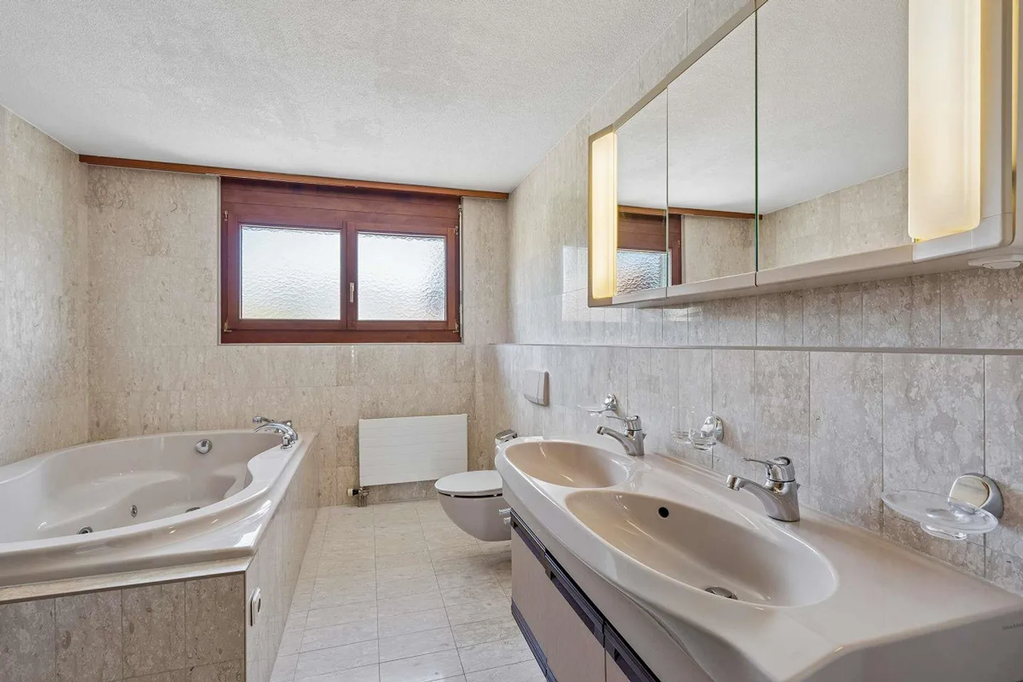 Maison semi-détachée de 6,5 pièces avec beaucoup d'espace et de potentiel à Kindhausen - Photo 8 sur 14