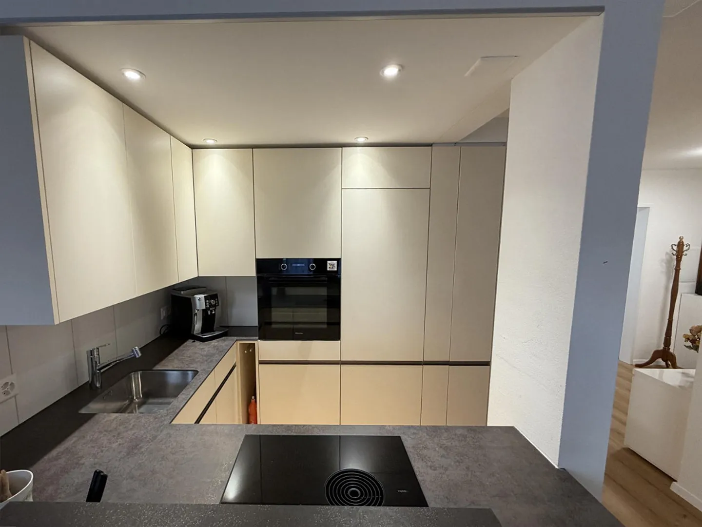 Appartement moderne rénové dans un emplacement central - Photo 4 sur 12