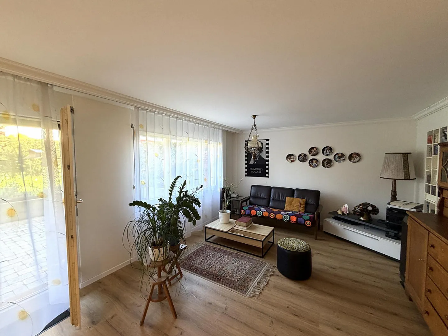 Appartement moderne rénové dans un emplacement central - Photo 2 sur 12