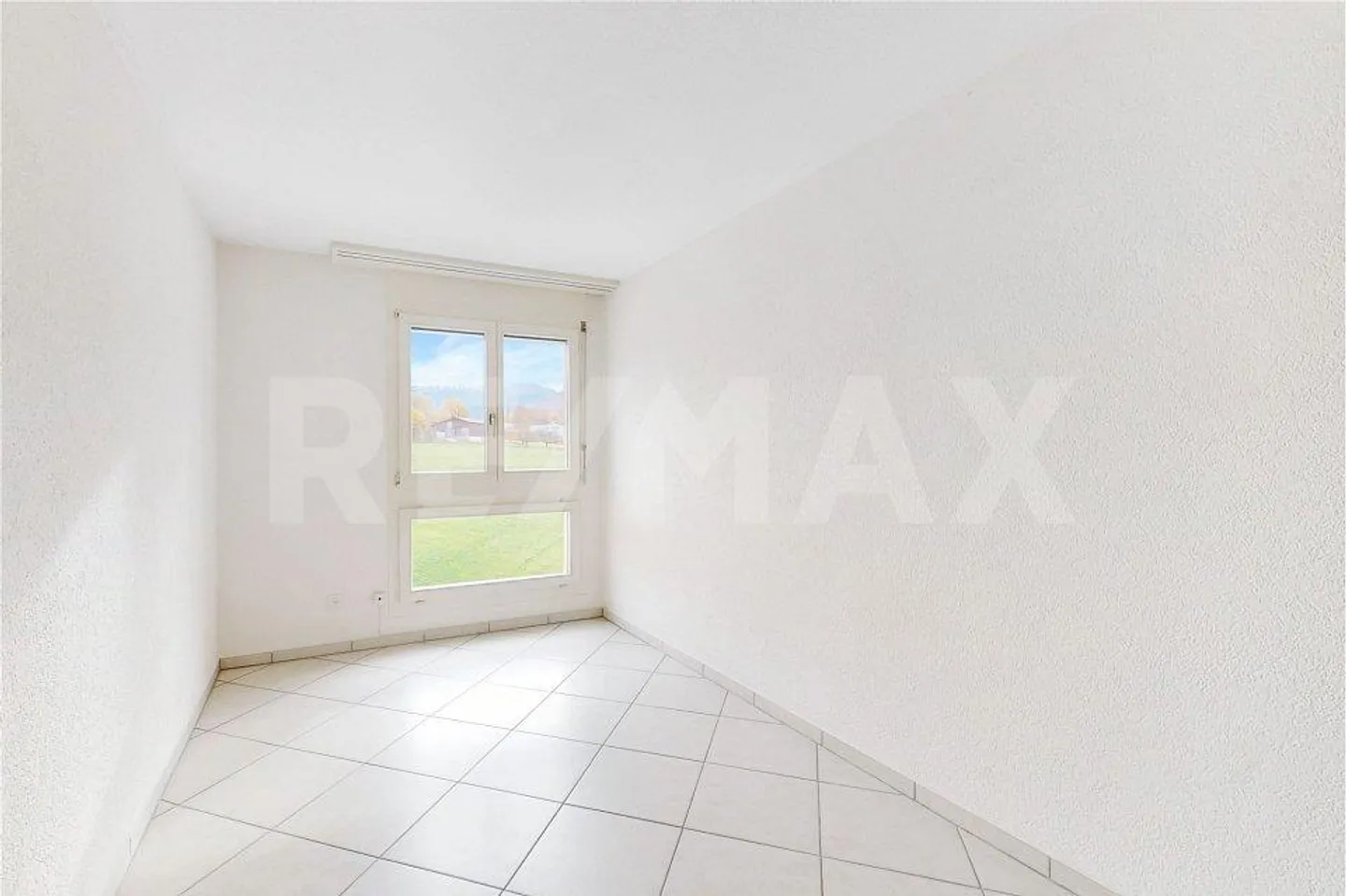 Lumière, vue panoramique et confort de vie - appartement en attique attrayant de 4,5 pièces - Photo 5 sur 13