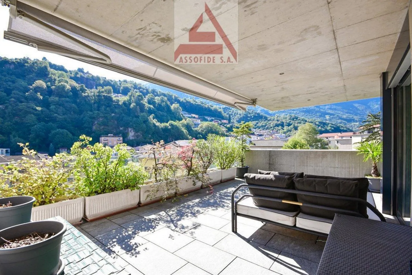 Penthouse spacieux avec vue et finitions de qualité - Photo 3 sur 9