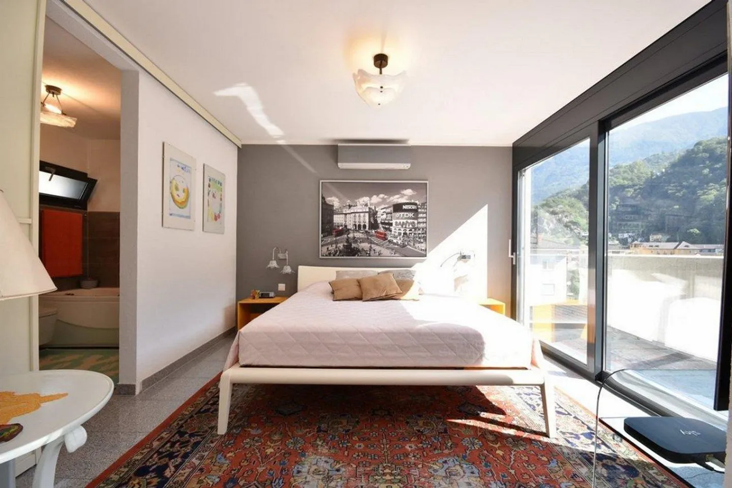 Penthouse spacieux avec vue et finitions de qualité - Photo 8 sur 9