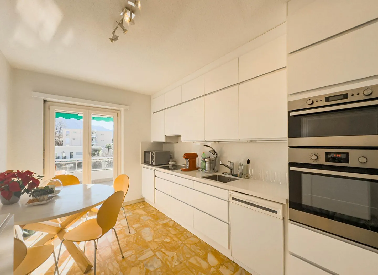 Spacious 3.5 rooms in Massagno in a residence with swimming pool - Photo 3 of 9