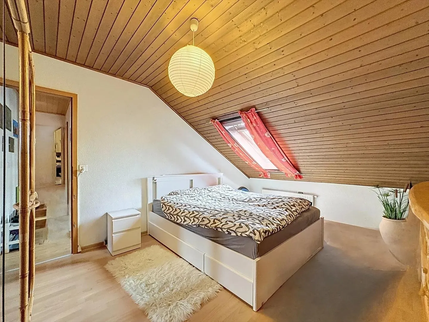 Raro a Échallens: appartamento luminoso di 122 m² con balcone, camino e soffitta convertibile - Foto 5 di 9