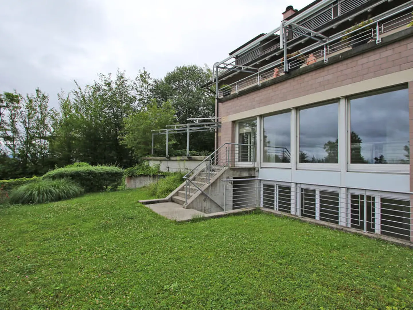 Exclusive 6.5-Room Apartment on Two Levels with Views in Riehen - Photo 3 of 18