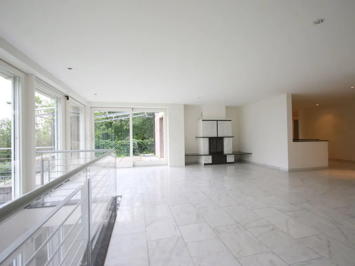 Exclusive 6.5-Room Apartment on Two Levels with Views in Riehen - Photo 4 of 18