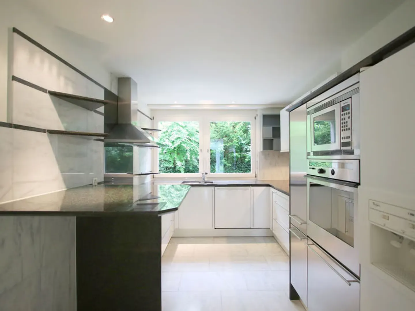 Exclusive 6.5-Room Apartment on Two Levels with Views in Riehen - Photo 8 of 18