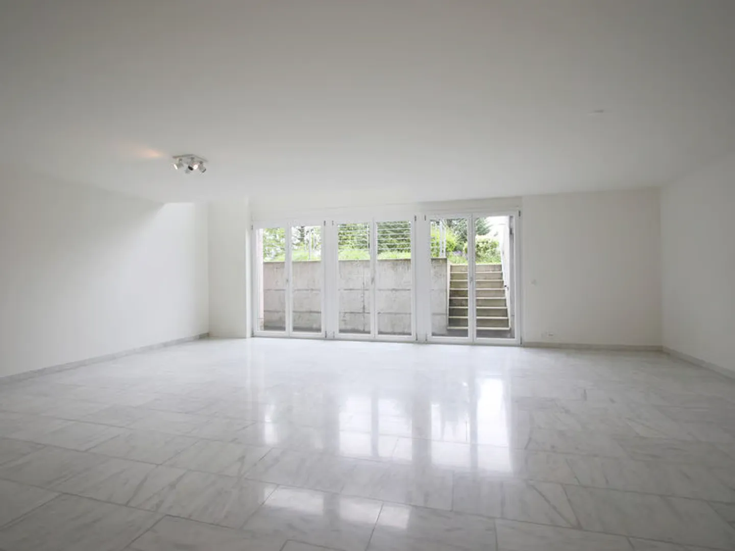 Exclusive 6.5-Room Apartment on Two Levels with Views in Riehen - Photo 12 of 18