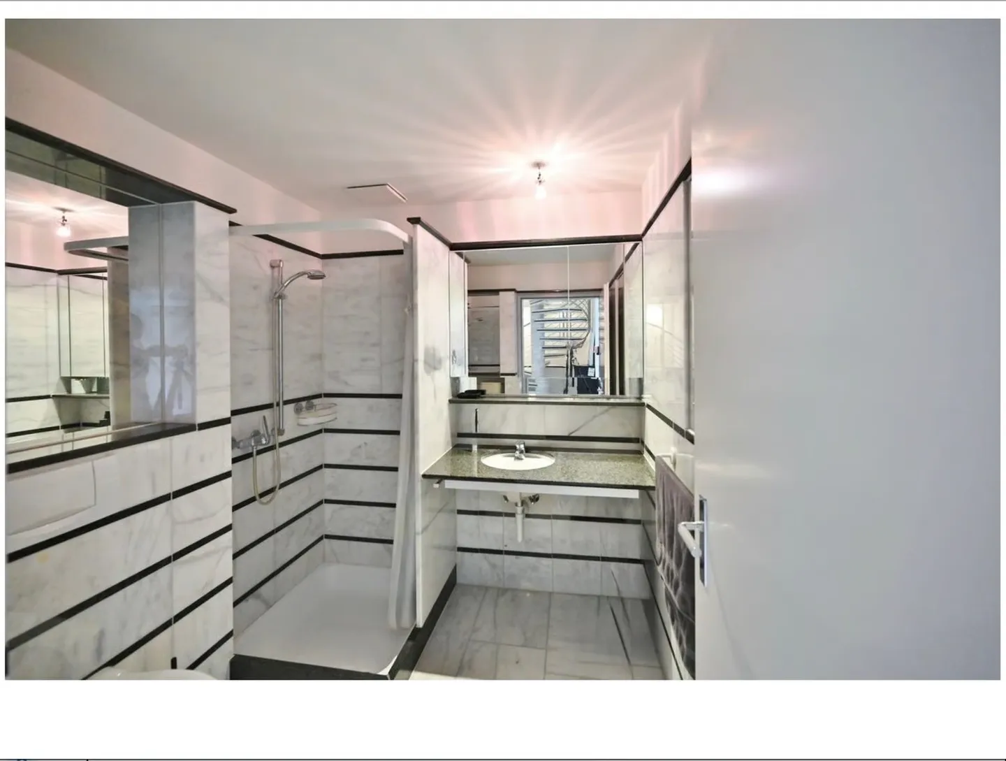 Exclusive 6.5-Room Apartment on Two Levels with Views in Riehen - Photo 13 of 18