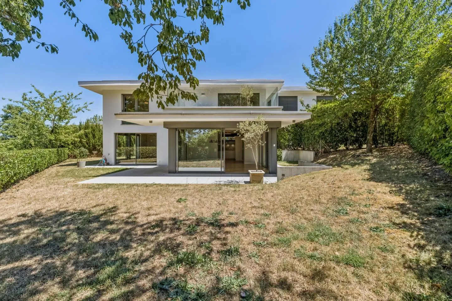 Anières | Elegant villa in contemporary style with exceptional amenities - Photo 2 of 12