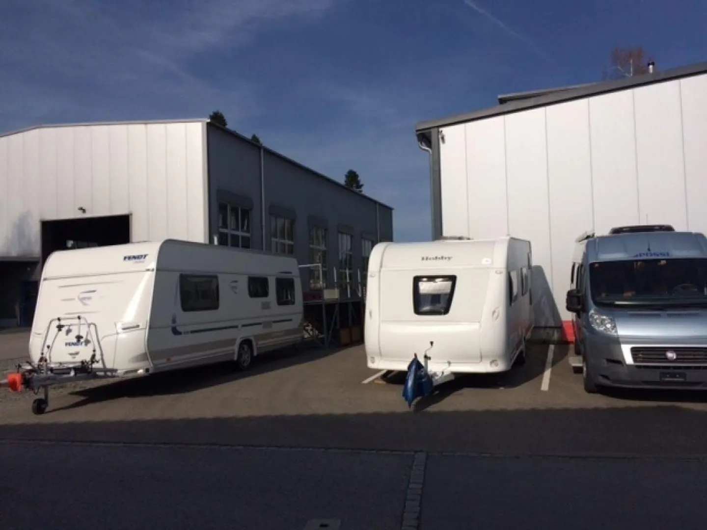 Posto auto all'aperto per camper - caravan, elettricità e acqua disponibili - Foto 1 di 2