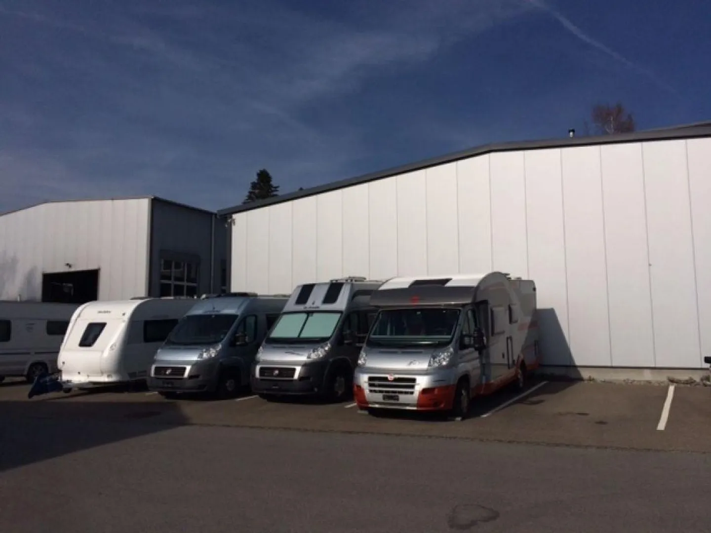 Posto auto all'aperto per camper - caravan, elettricità e acqua disponibili - Foto 2 di 2