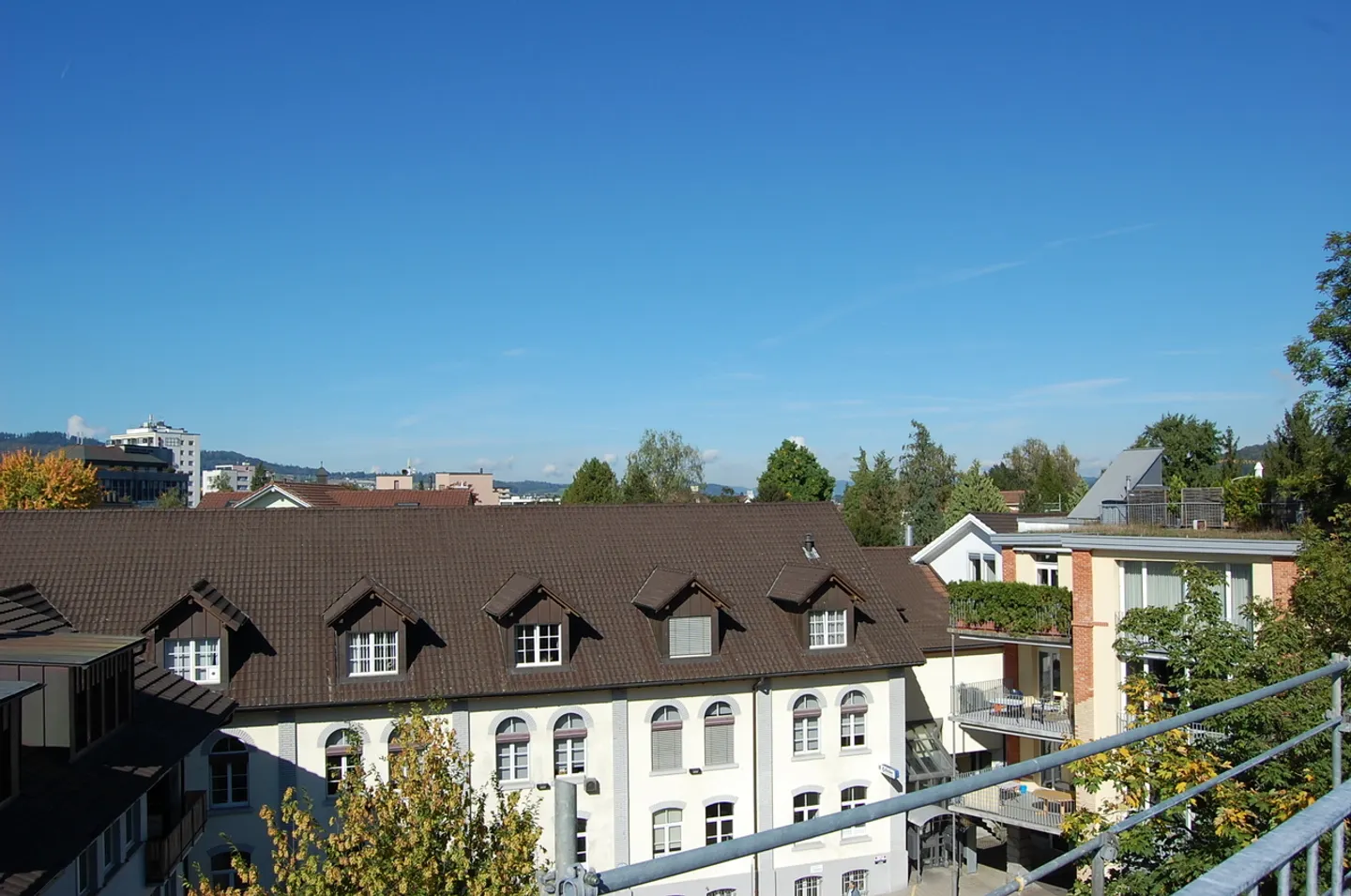 Residential and commercial building in a central location - Photo 3 of 9