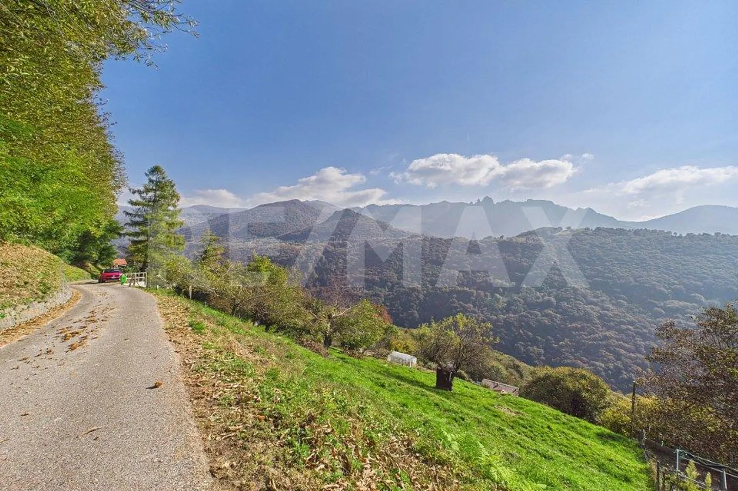 Terrain à bâtir; ensoleillé avec vue panoramique, à environ 25 min. de Lugano - Photo 1 sur 8