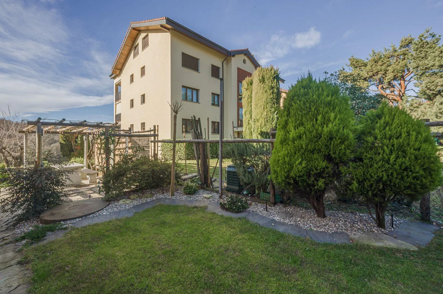 COSY 5.5-ROOM APARTMENT WITH PRIVATE GARDEN - Photo 1 of 13
