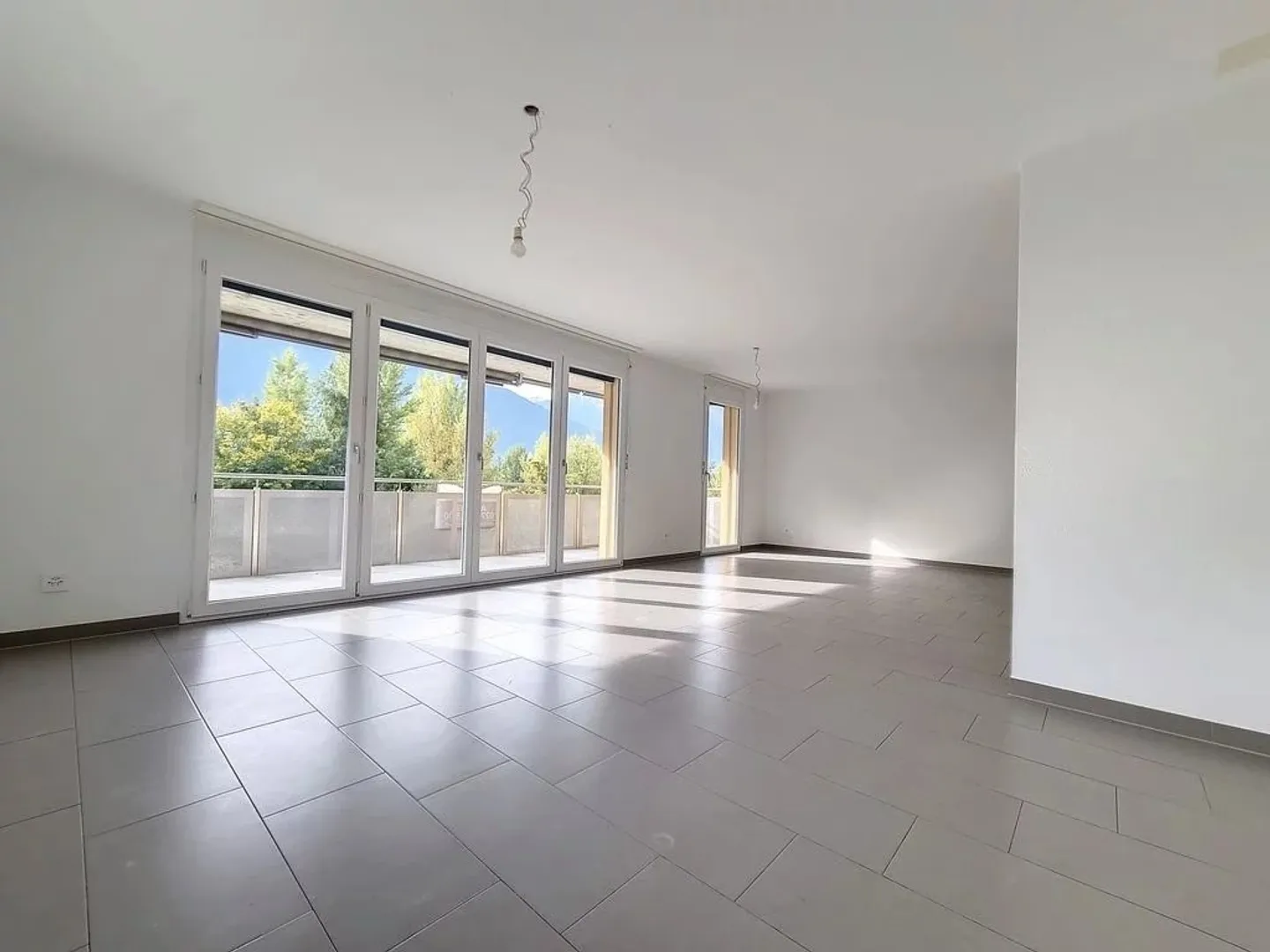 louer : Appartement 4.5 pièces lumineux à Fully - 103 m² avec grand balcon - Photo 2 sur 13