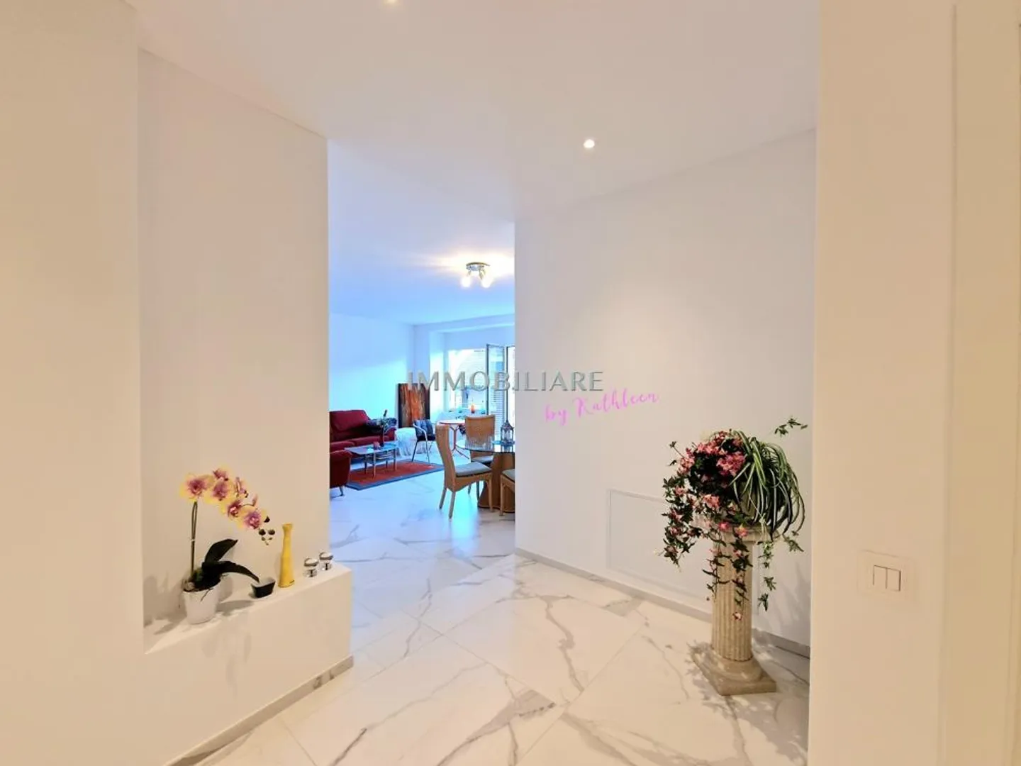 Renovated apartment with lake view and garage, public lake access opposite - Photo 5 of 10