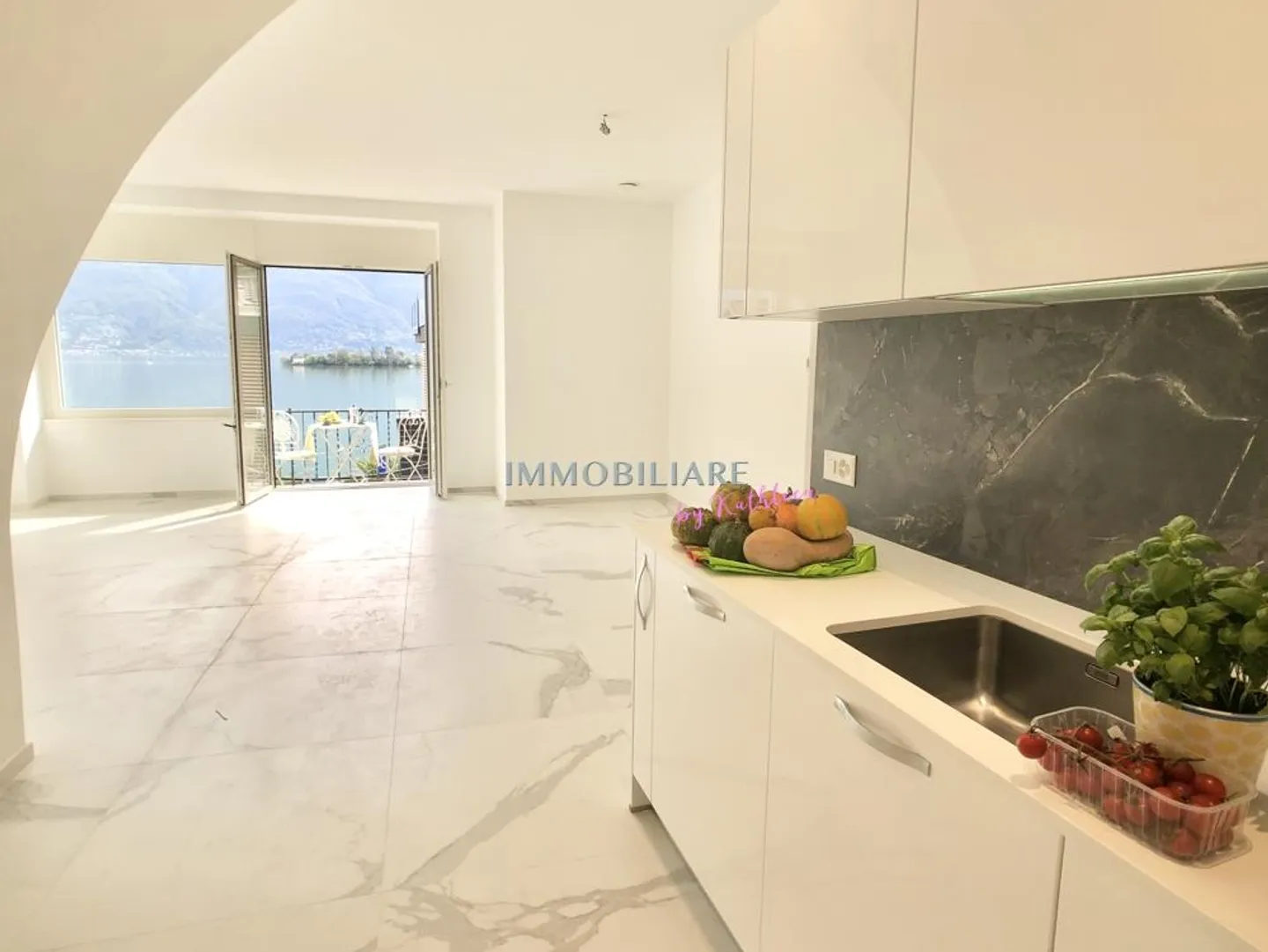 Renovated apartment with lake view and garage, public lake access opposite - Photo 6 of 10