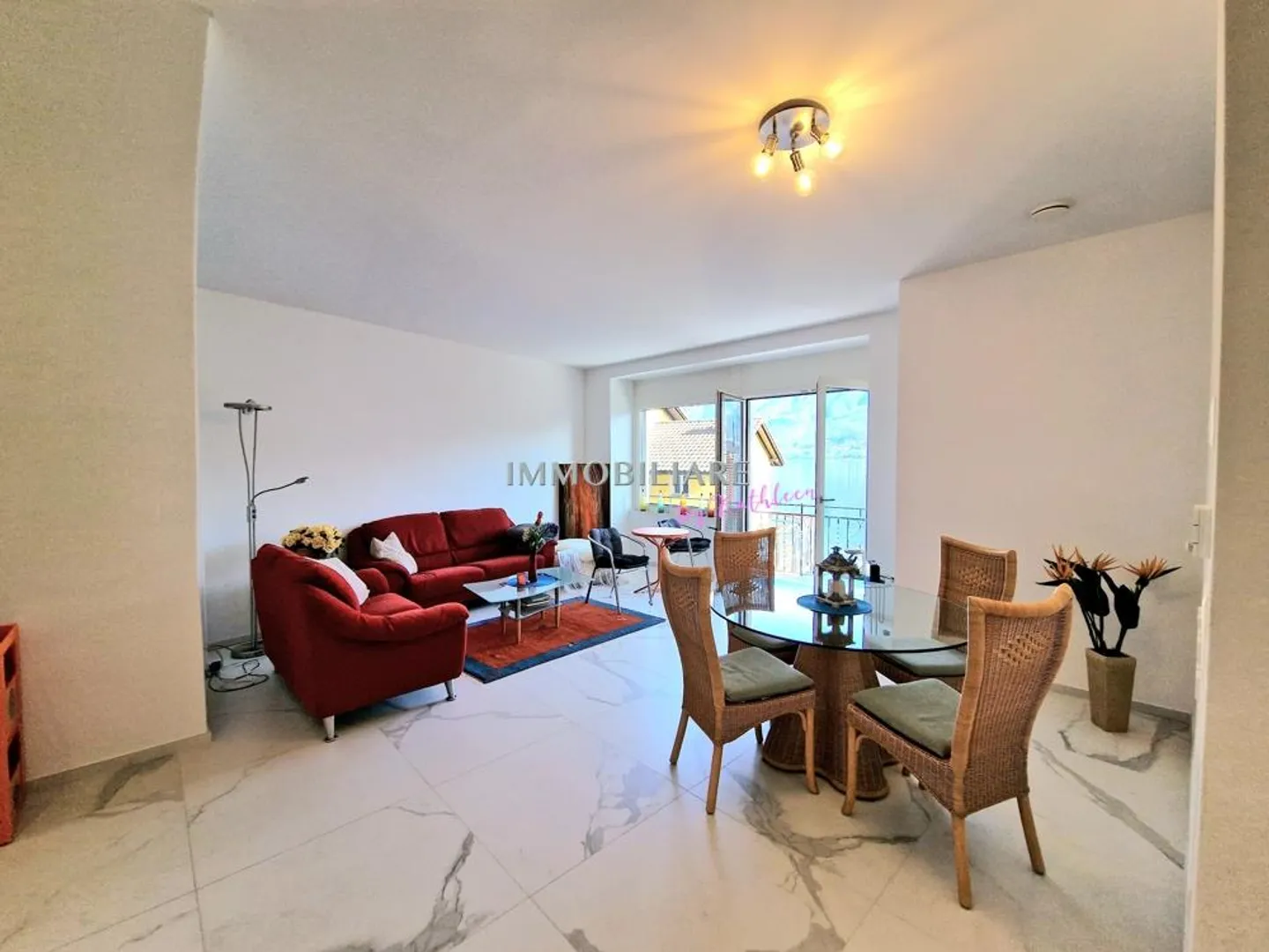 Renovated apartment with lake view and garage, public lake access opposite - Photo 2 of 10