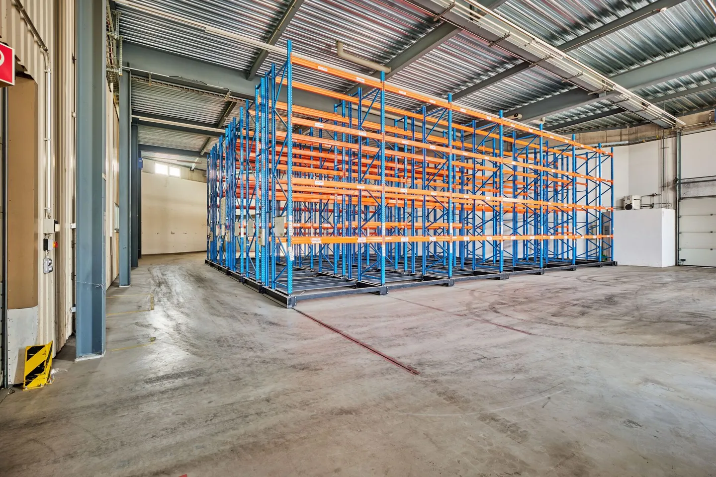 Edificio per uffici, commerciali e magazzini - Foto 1 di 11