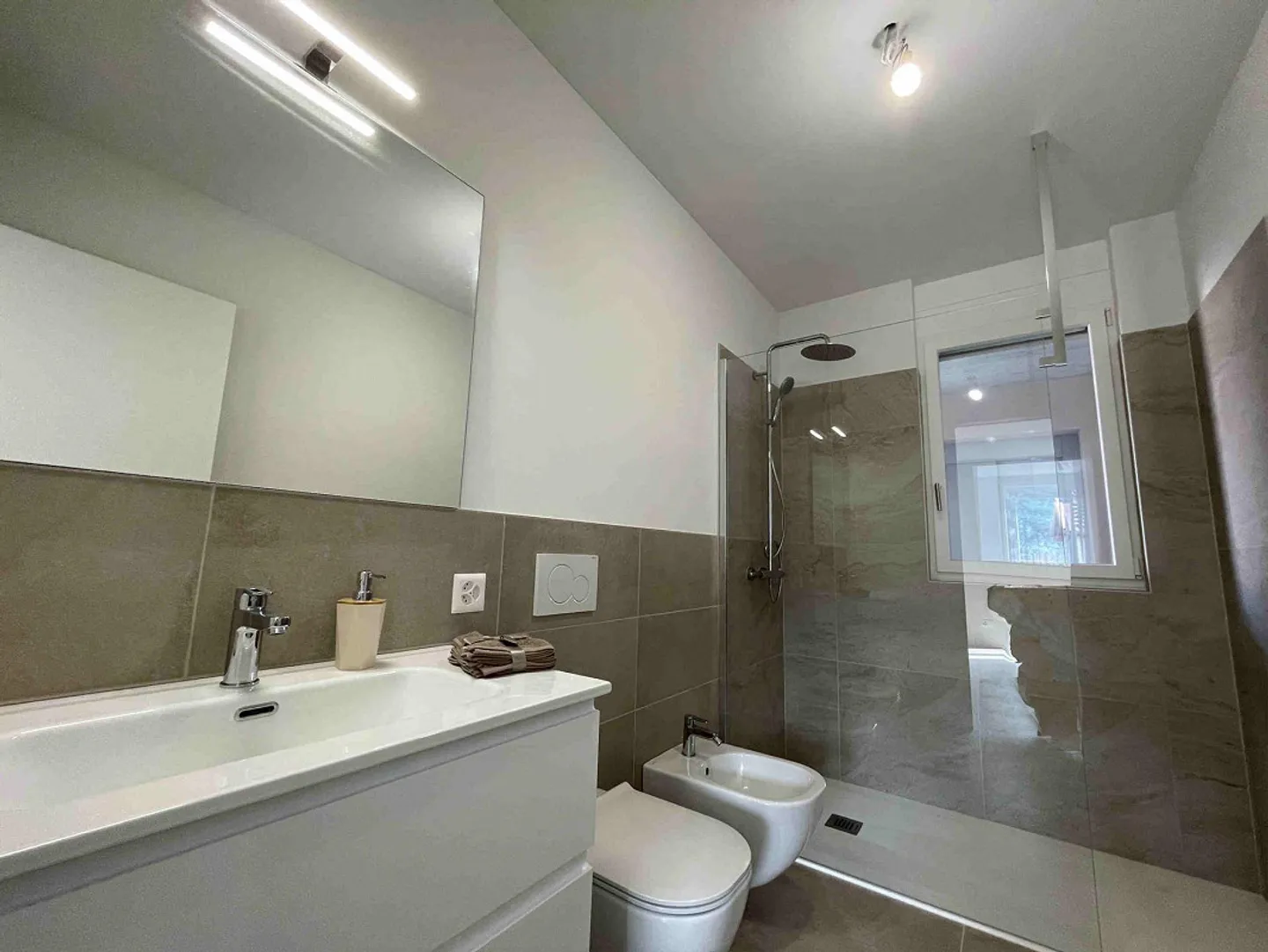 Nouvel appartement avec grande terrasse dans une zone pratique et stratégique - Photo 11 sur 13