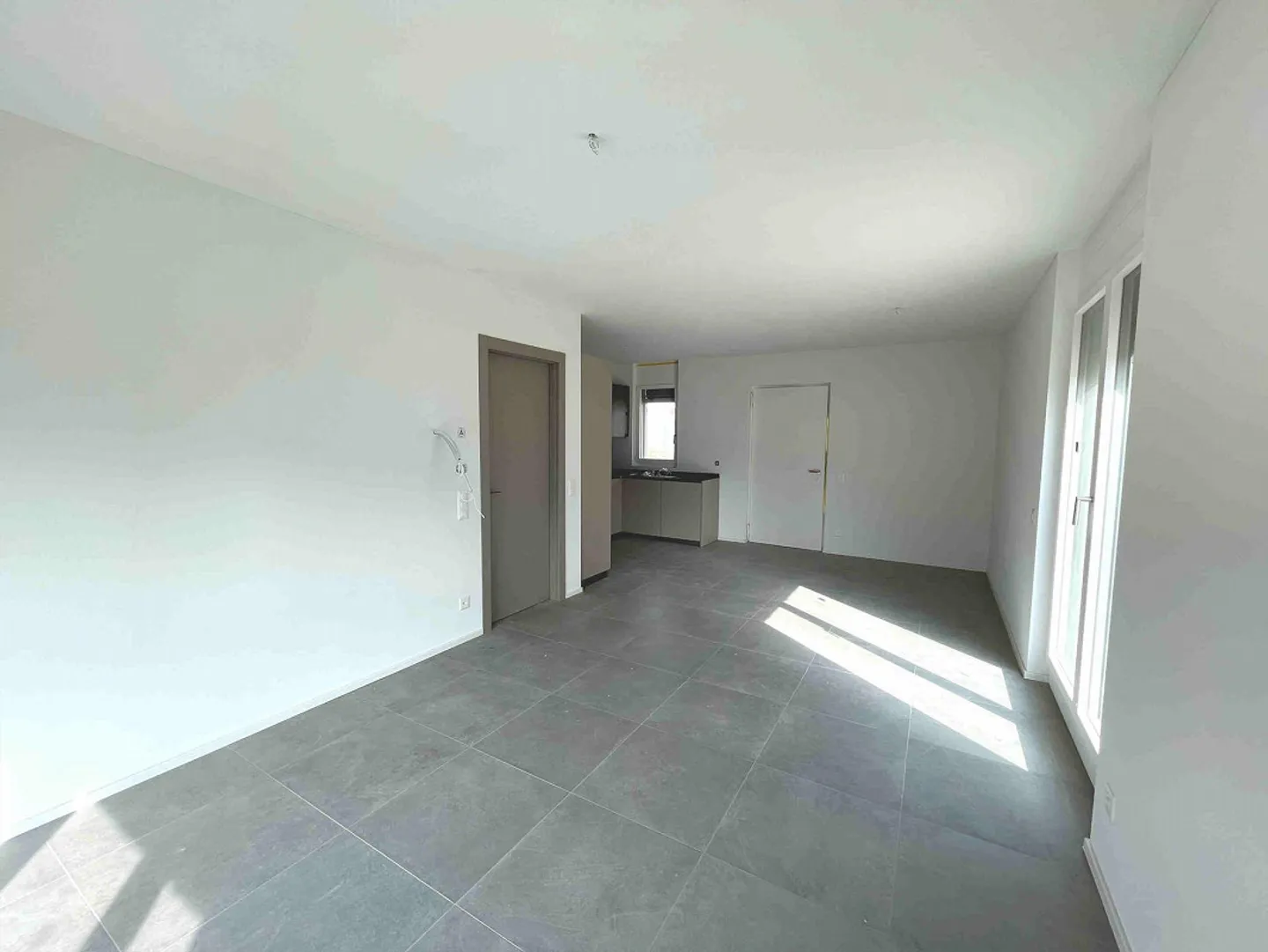 Nouvel appartement avec grande terrasse dans une zone pratique et stratégique - Photo 5 sur 13