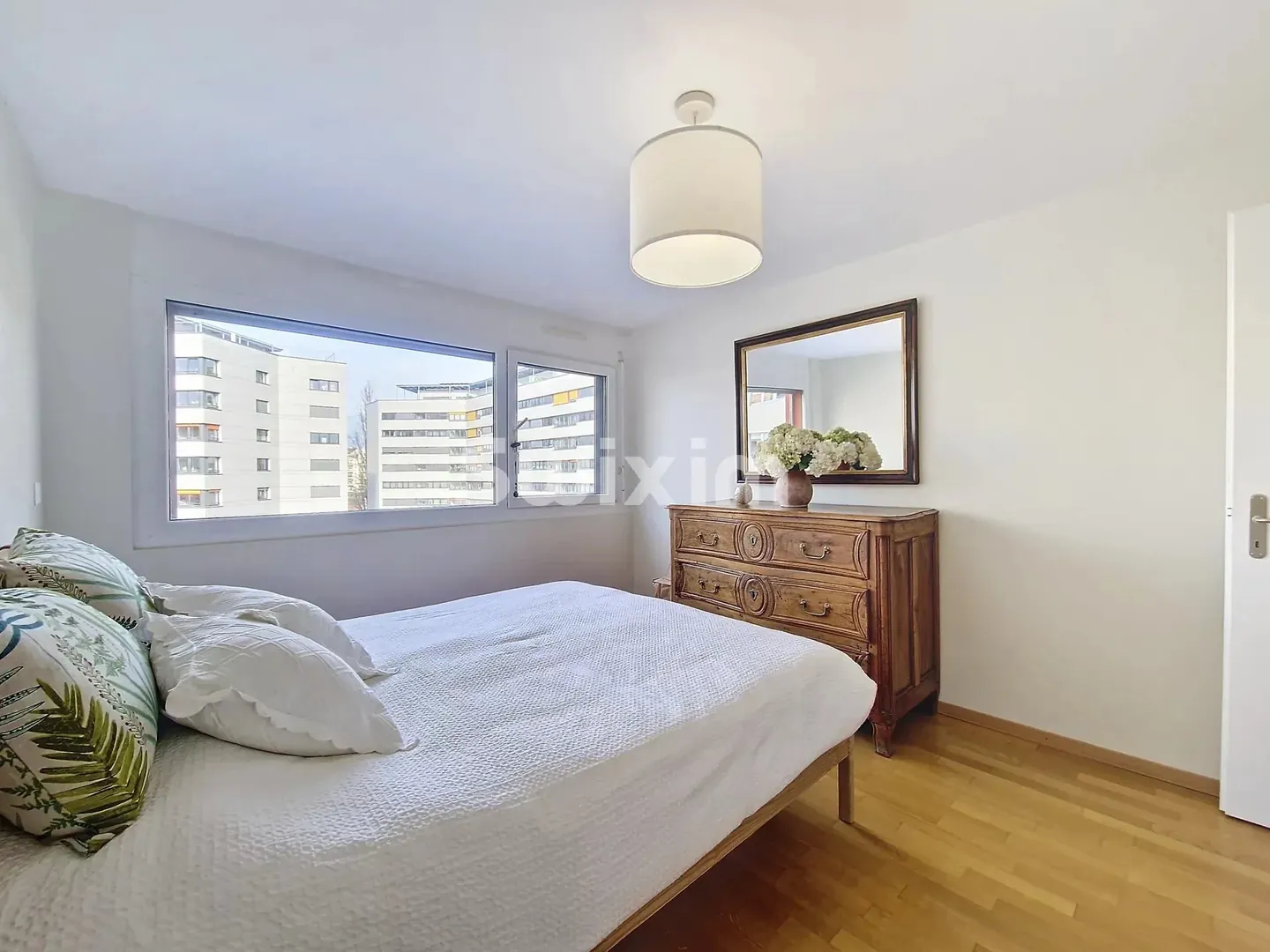 Bright 4-Room Apartment with Balcony - Photo 8 of 11