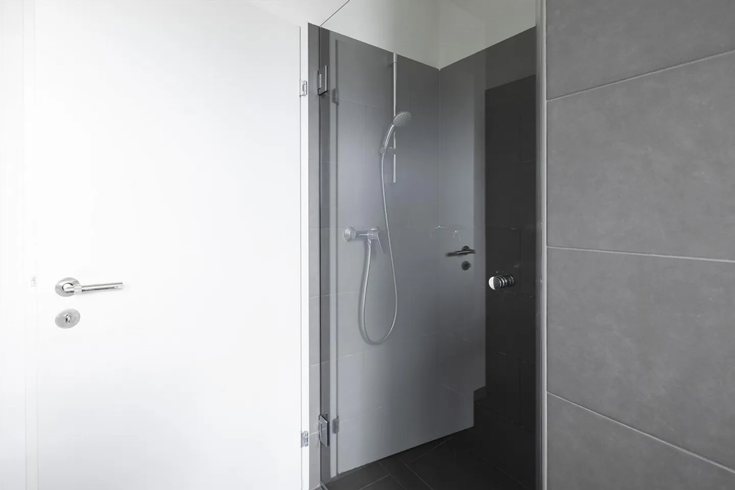 Modern Apartment with Loggia - Photo 5 of 8