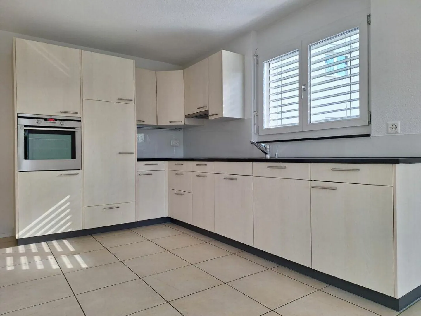 Stai cercando un appartamento al piano terra di 4,5 stanze? Dai un'occhiata! - Foto 2 di 7