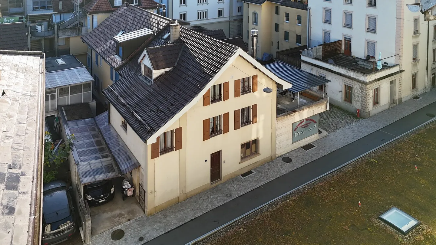 Edificio redditizio con 3 appartamenti e 1 attività commerciale a Friburgo, quartiere Beaurega - Foto 2 di 9