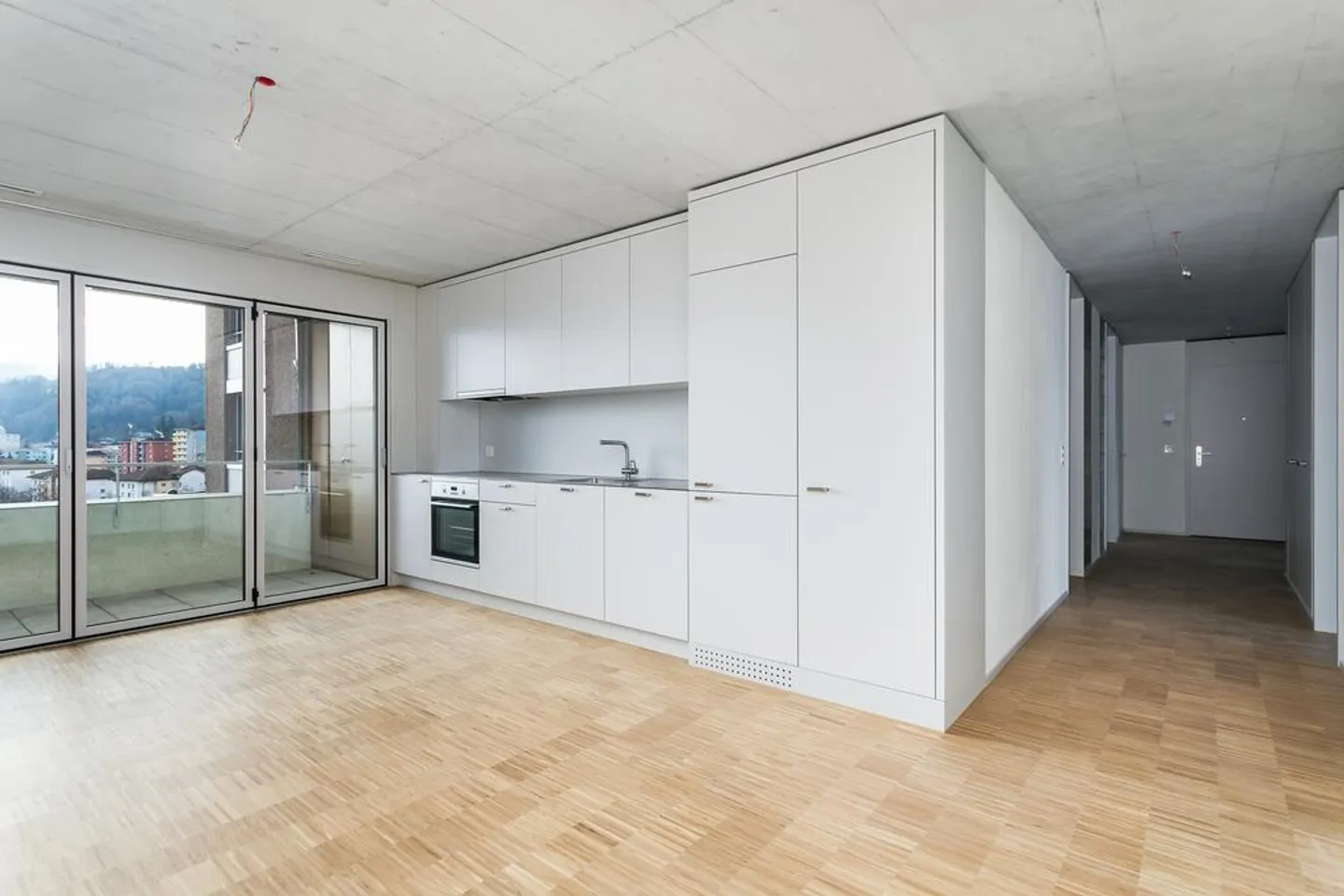 Urban living with excellent transport connections - Photo 3 of 10