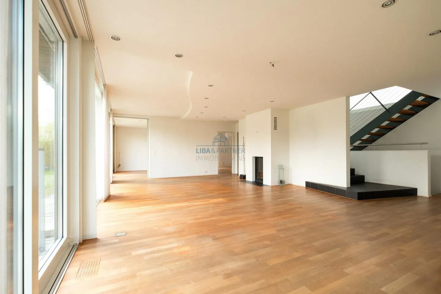 Spacious Residential Property with Pool & Exclusive Ambiance in Prime Location - Photo 5 of 14